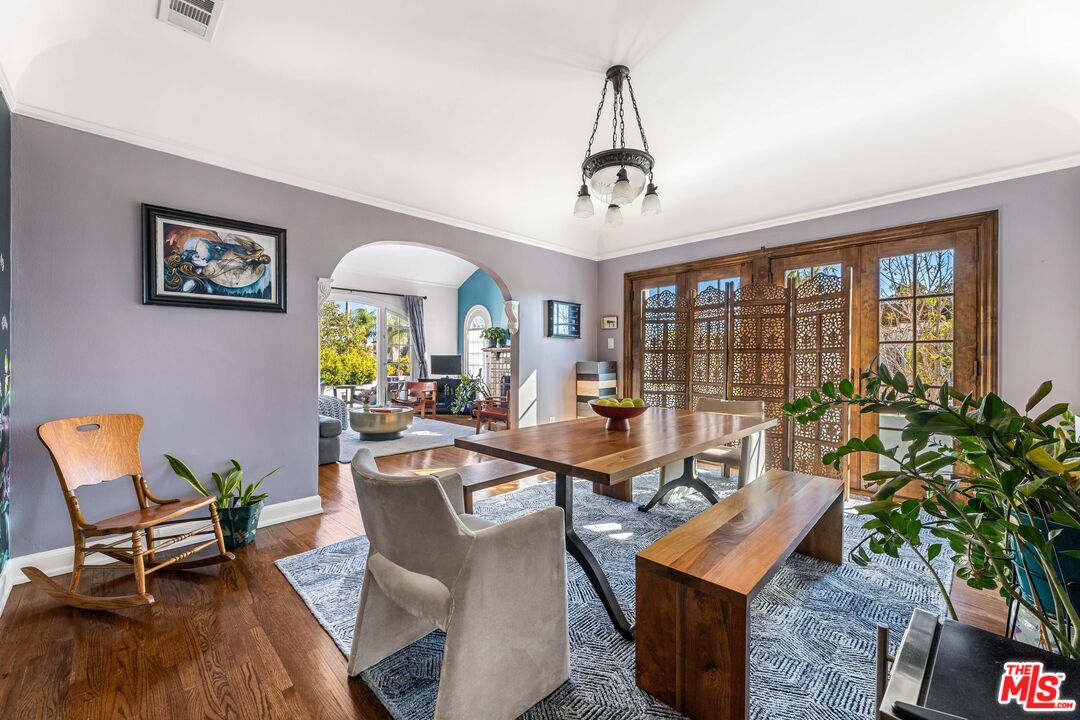 1569 S Orange Grove Ave