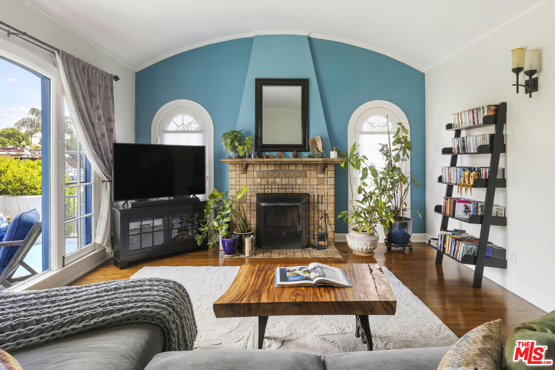 1569 S Orange Grove Ave