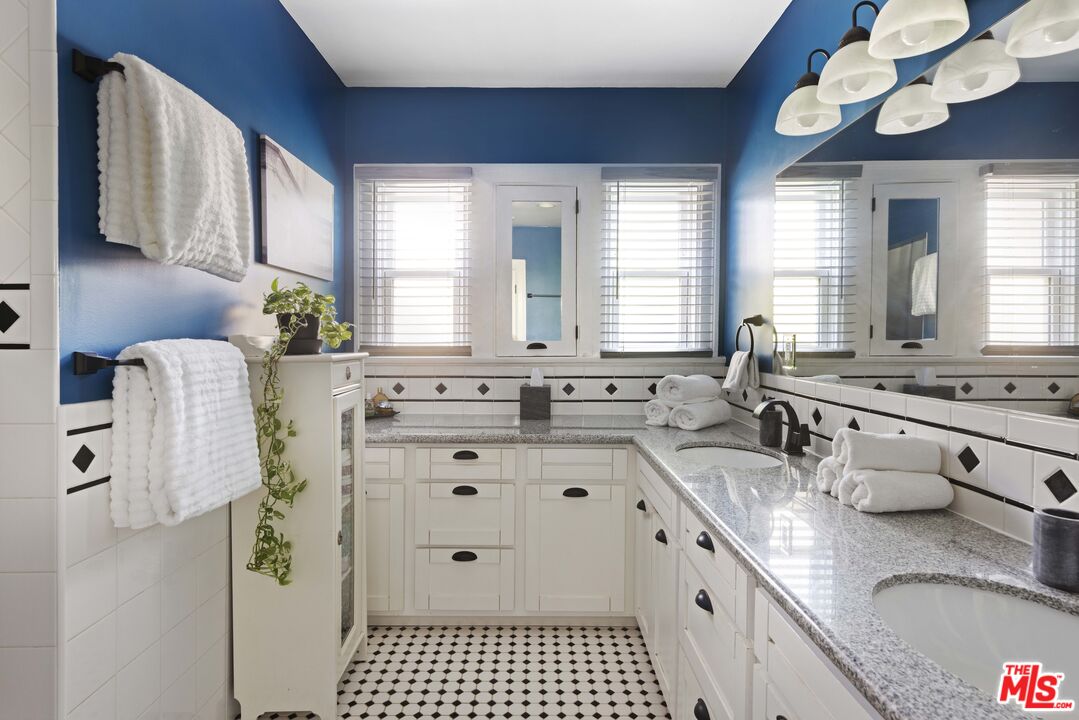 1569 S Orange Grove Ave