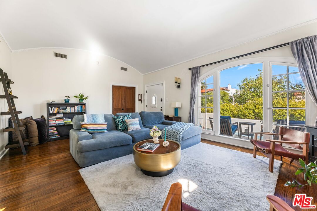 1569 S Orange Grove Ave