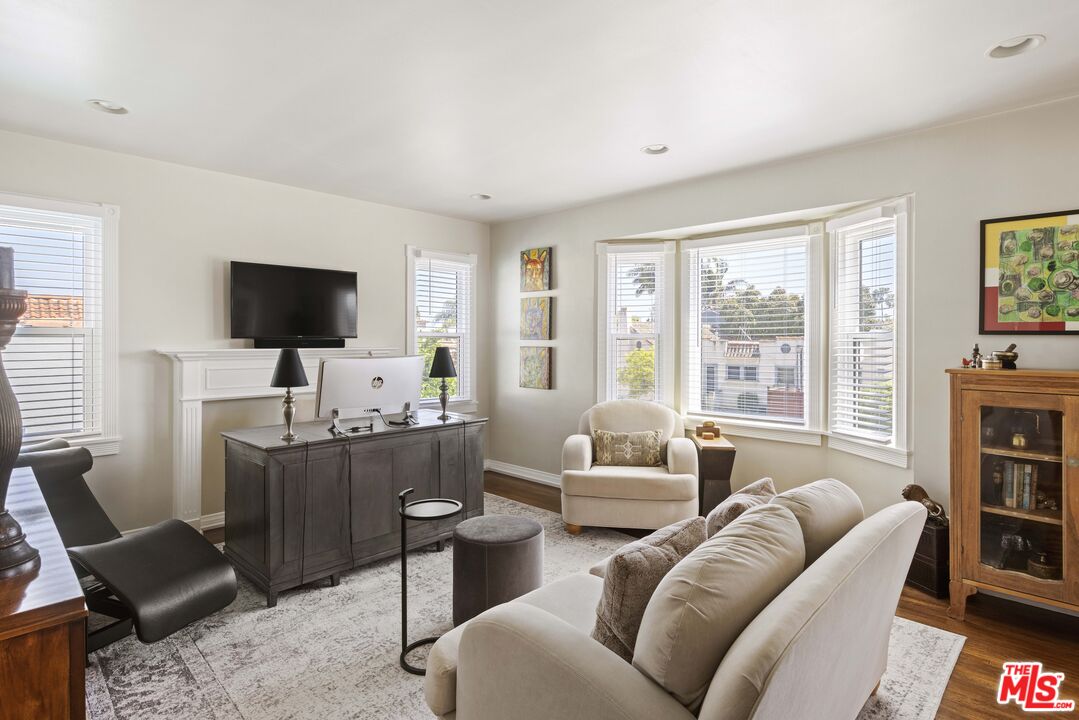 1569 S Orange Grove Ave