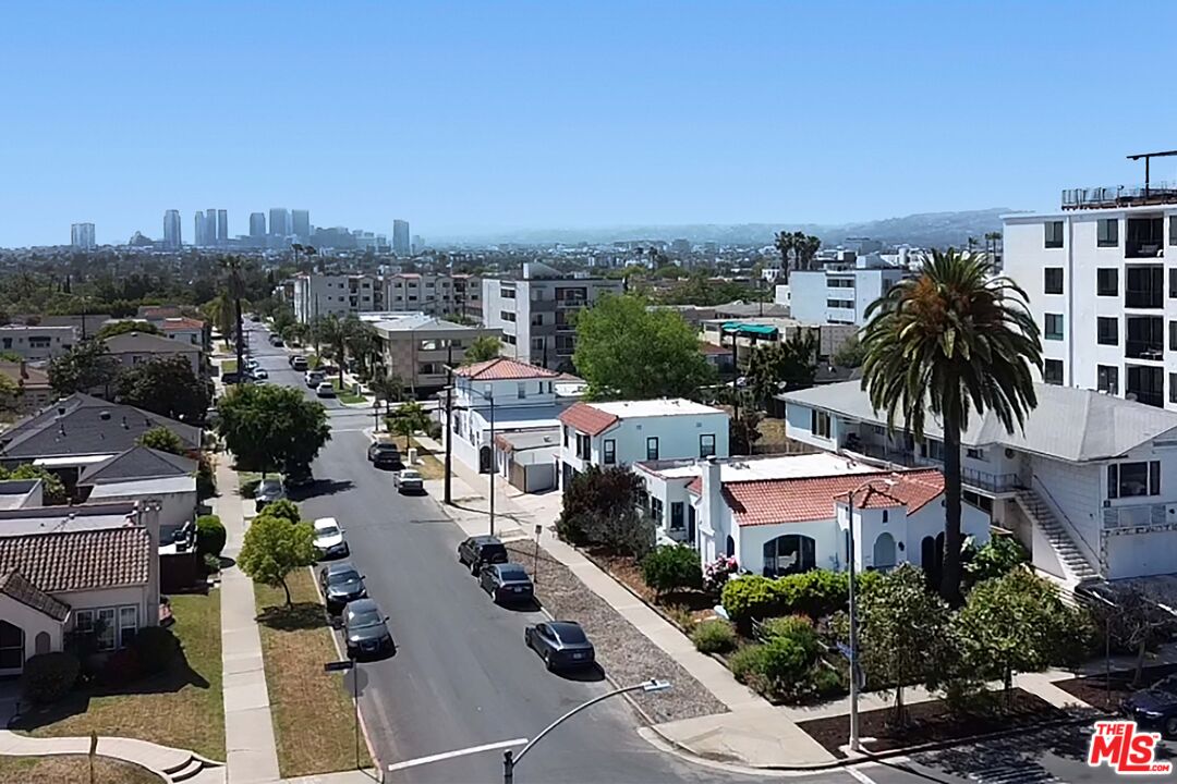 1569 S Orange Grove Ave