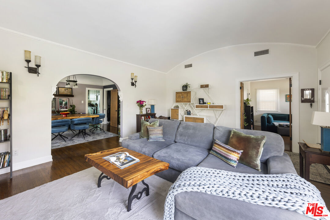 1569 S Orange Grove Ave