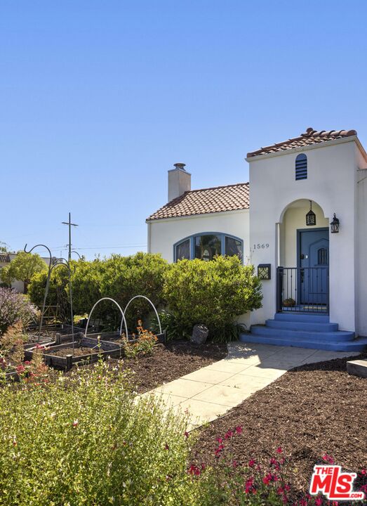 1569 S Orange Grove Ave