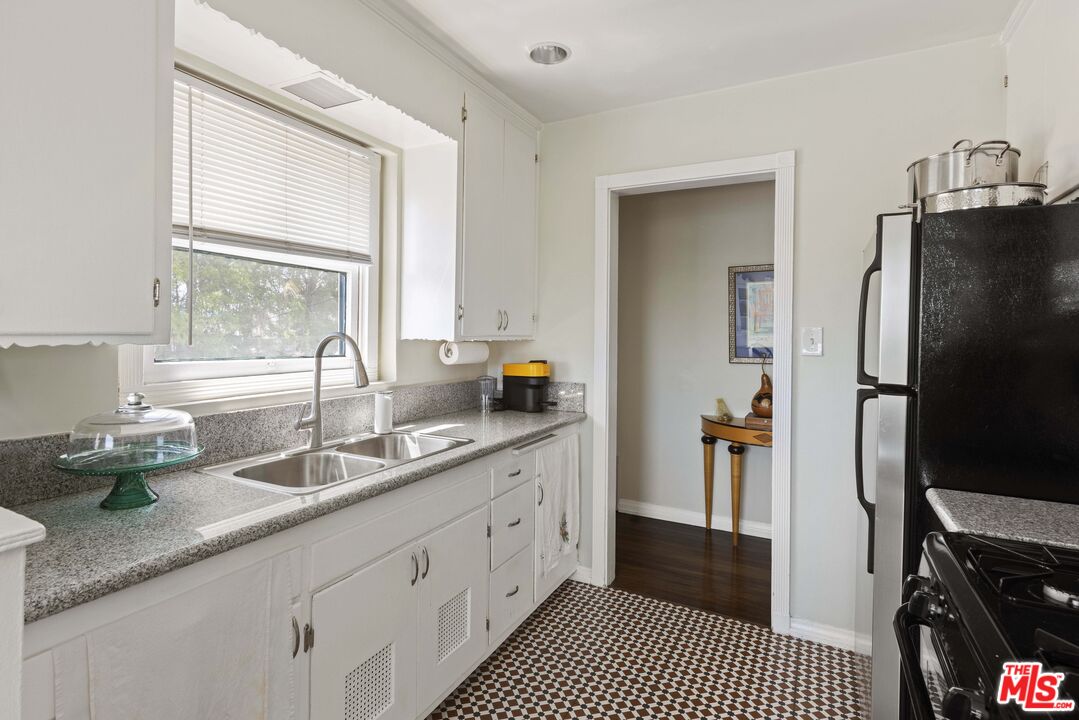 1569 S Orange Grove Ave