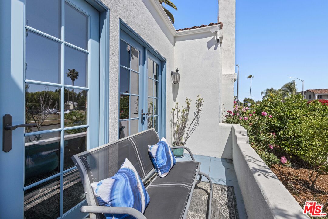 1569 S Orange Grove Ave