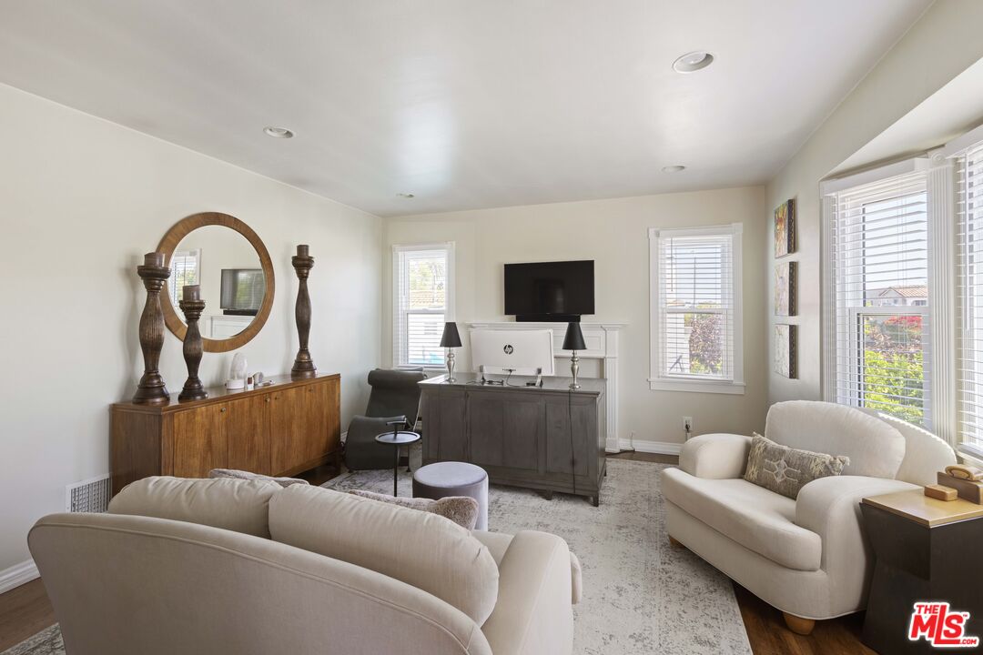 1569 S Orange Grove Ave