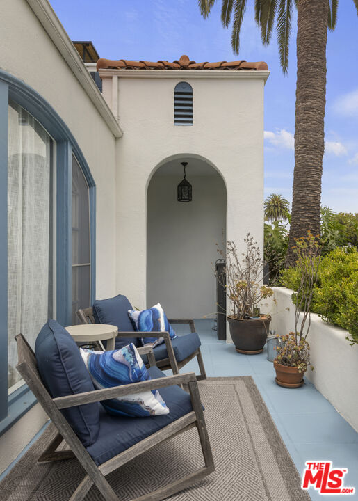 1569 S Orange Grove Ave