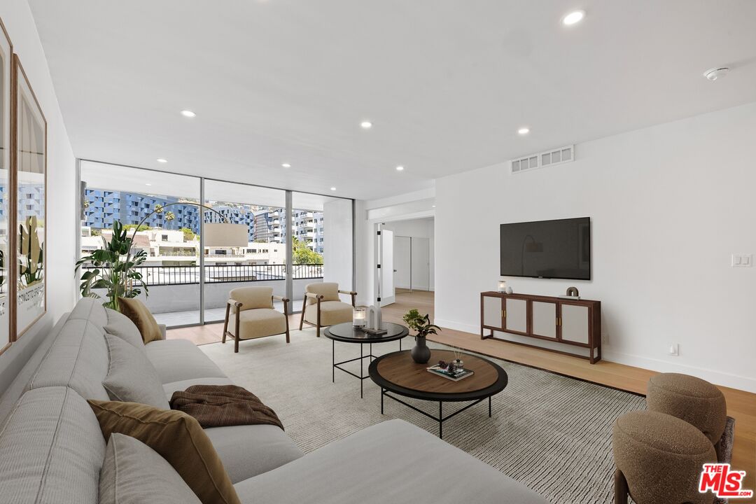 1100 Alta Loma Rd Unit: 902