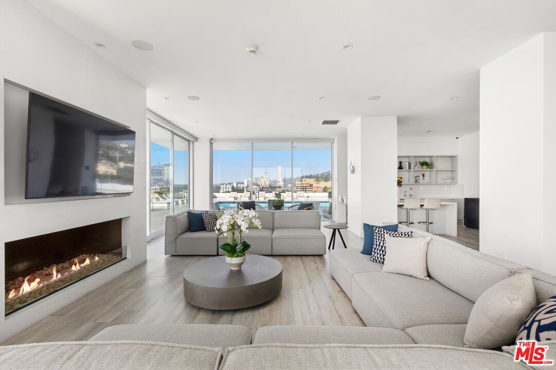 1100 Alta Loma Rd Unit: 902