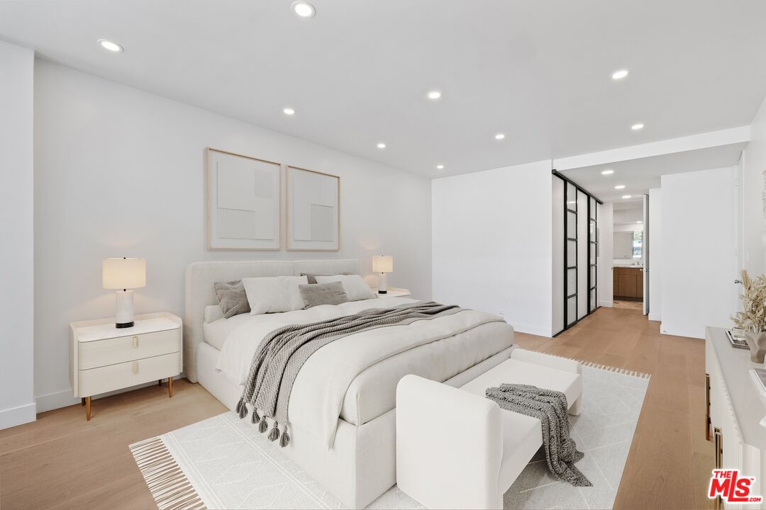 1100 Alta Loma Rd Unit: 902