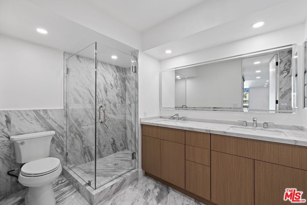 1100 Alta Loma Rd Unit: 902