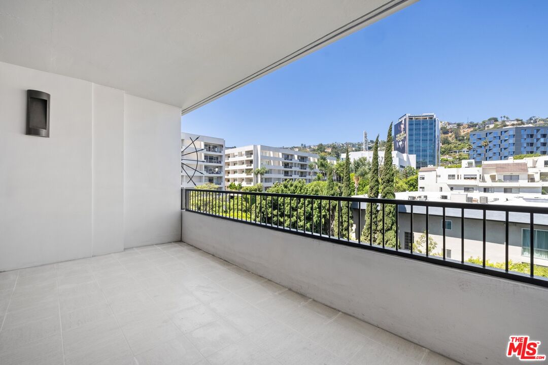 1100 Alta Loma Rd Unit: 902