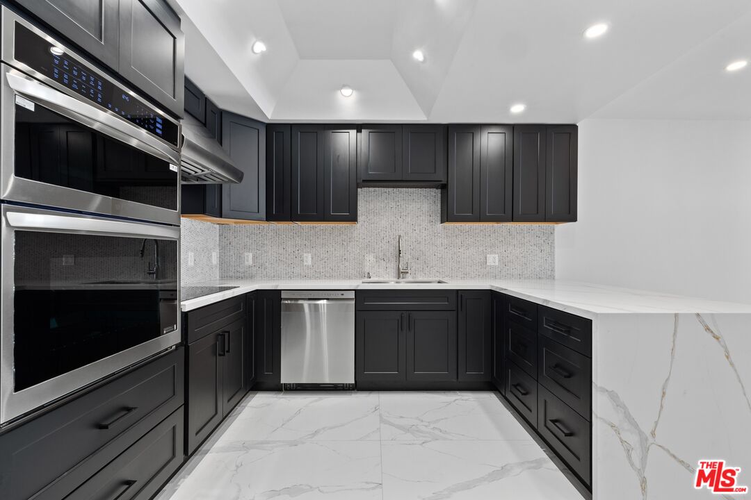 1100 Alta Loma Rd Unit: 902