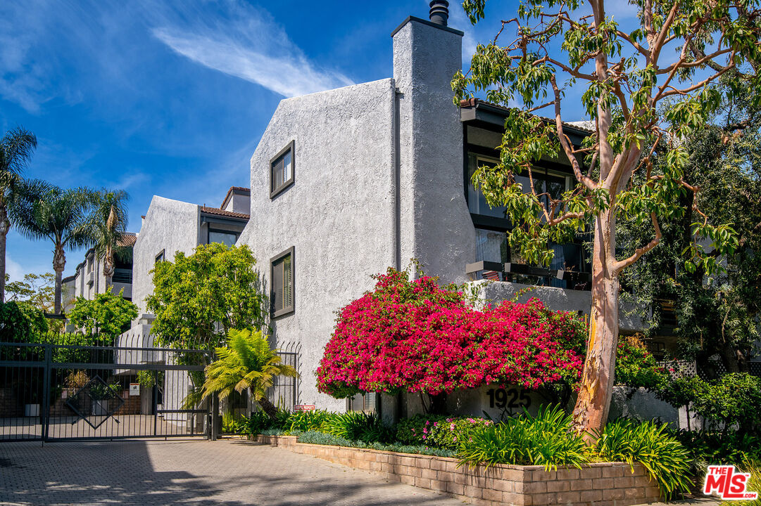 1925 S Beverly Glen Blvd Unit: 37