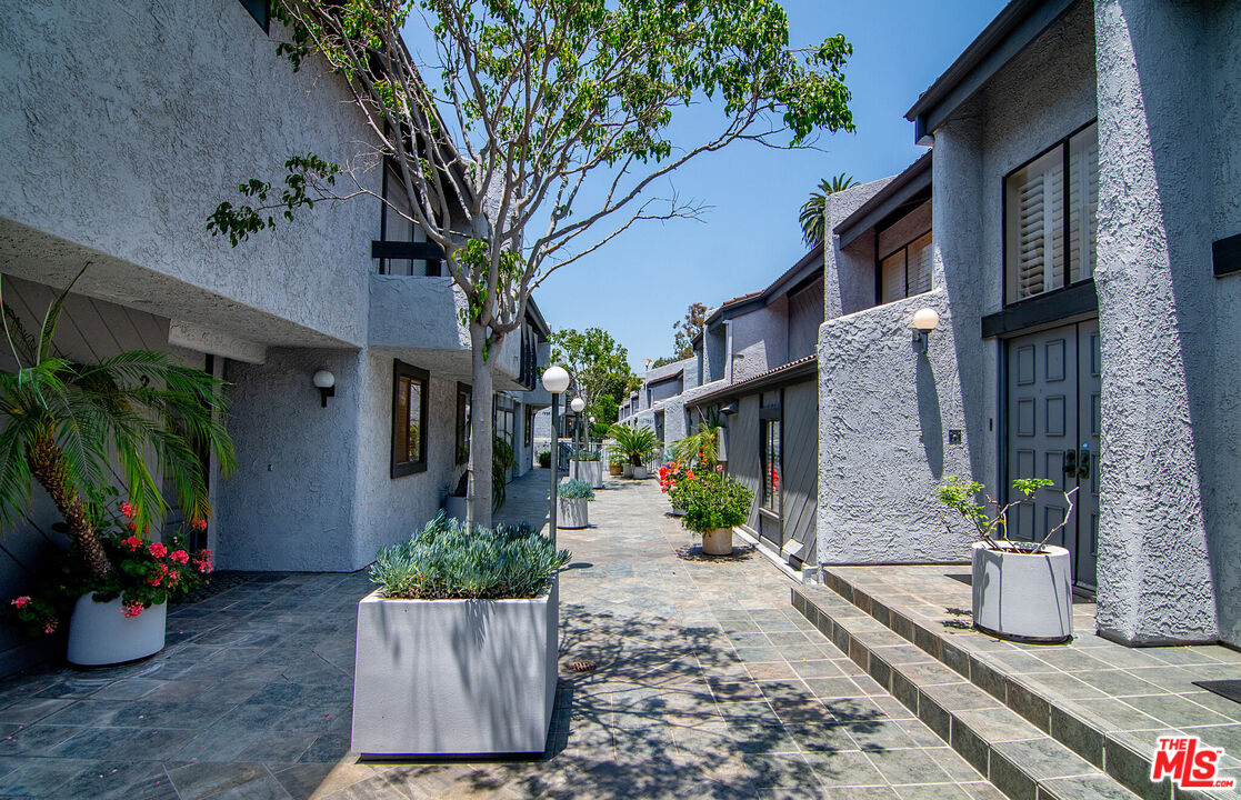 1925 S Beverly Glen Blvd Unit: 37