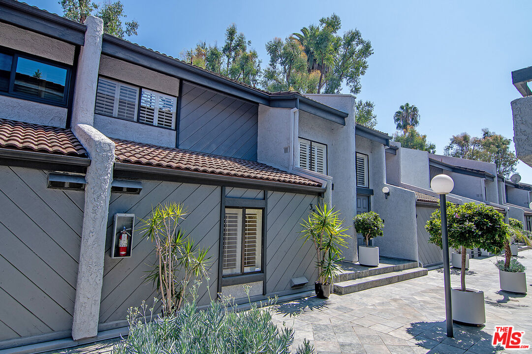 1925 S Beverly Glen Blvd Unit: 37