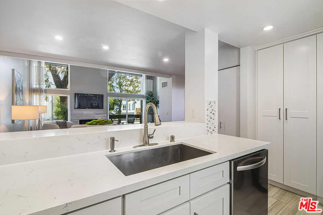 1925 S Beverly Glen Blvd Unit: 37