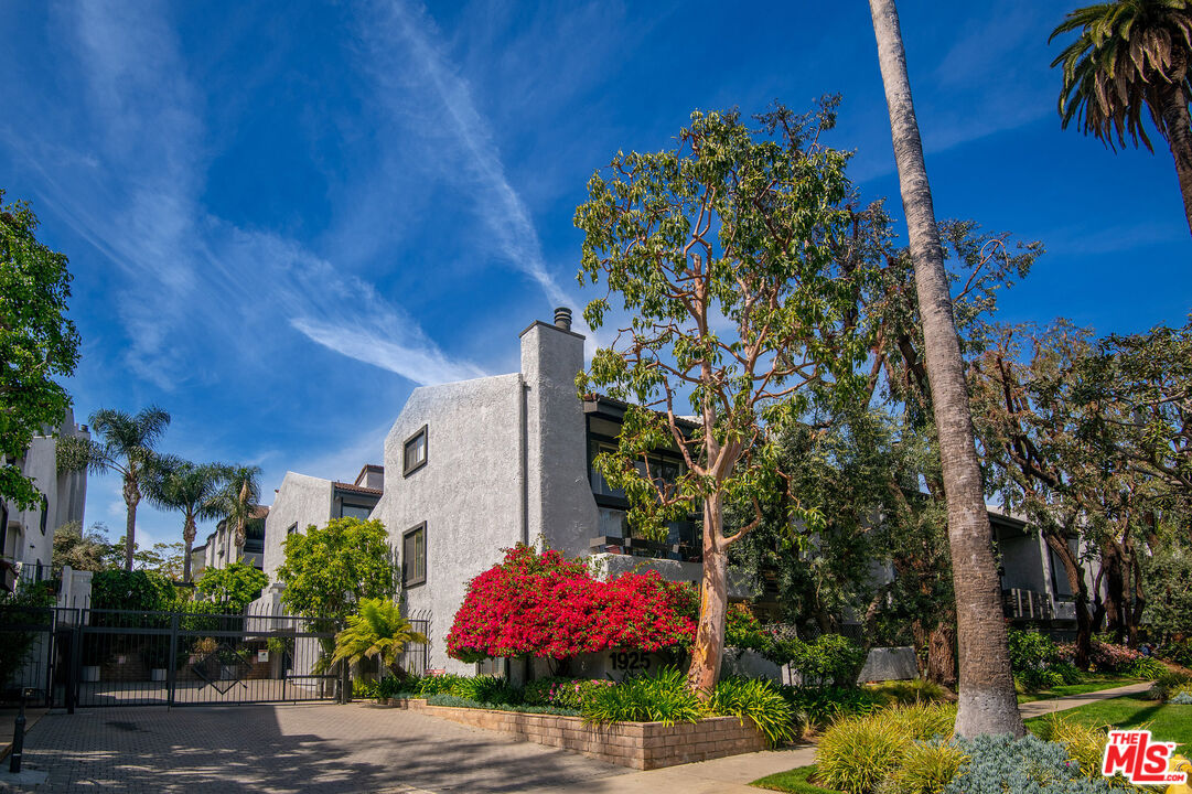 1925 S Beverly Glen Blvd Unit: 37