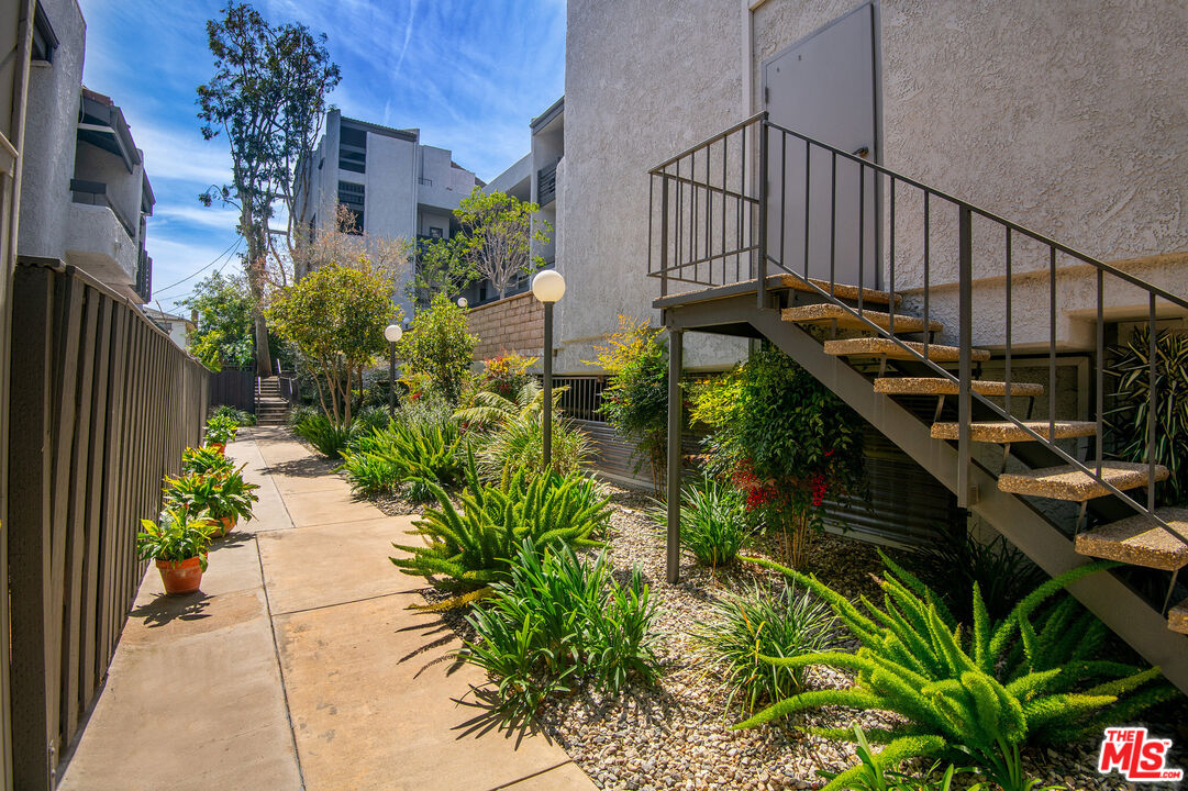 1925 S Beverly Glen Blvd Unit: 37