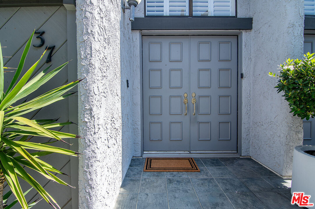 1925 S Beverly Glen Blvd Unit: 37