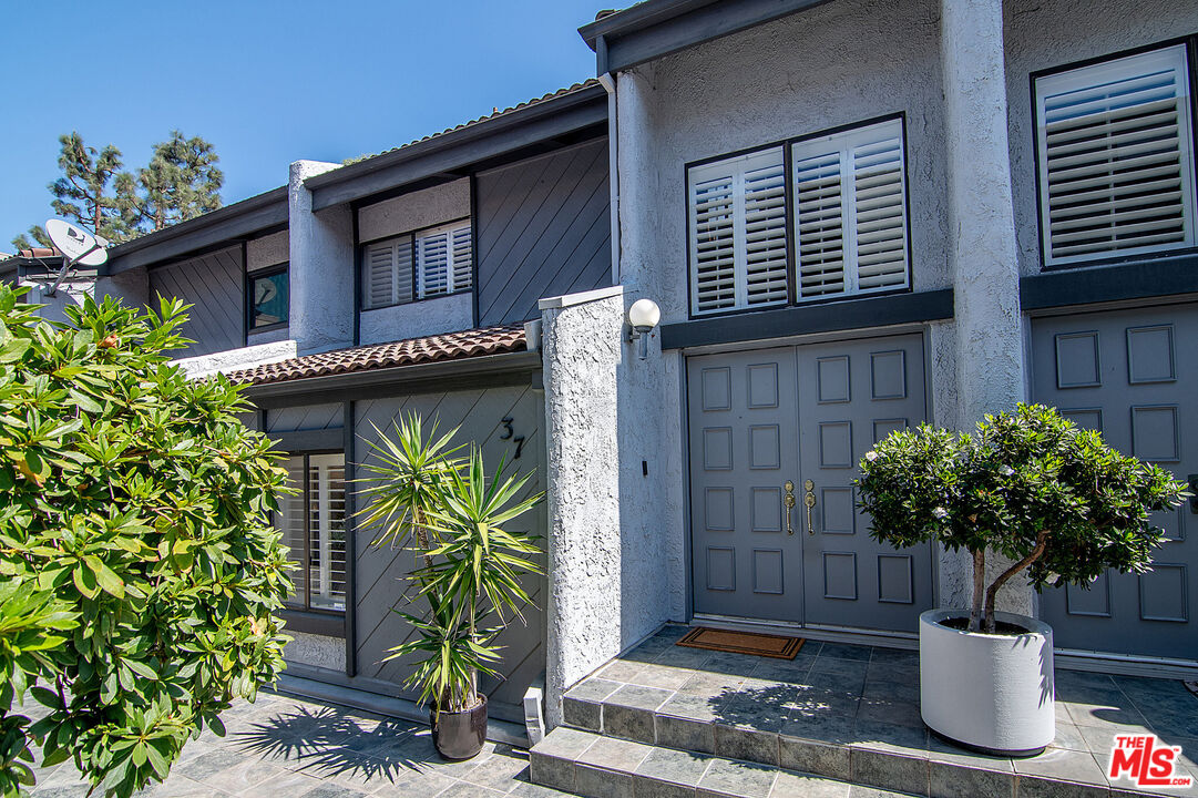 1925 S Beverly Glen Blvd Unit: 37