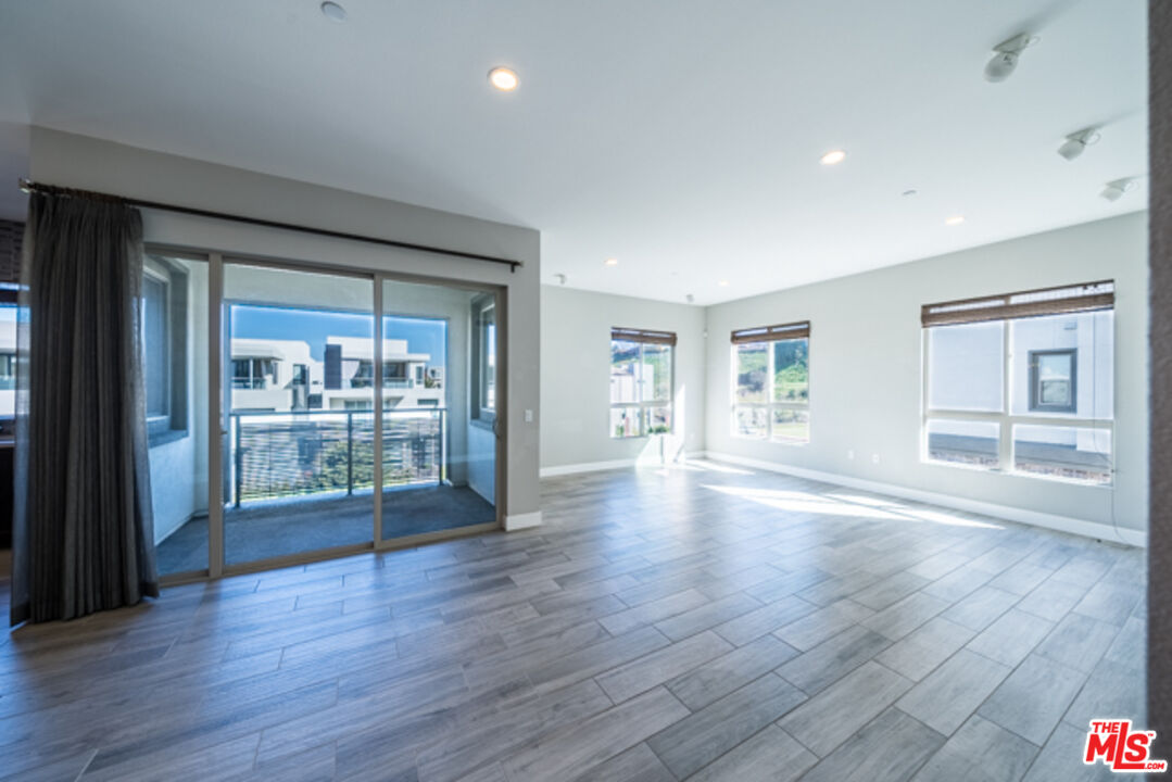 5837 Village Dr Unit: 3