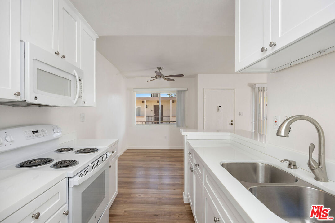 12801 Moorpark St Unit: 313