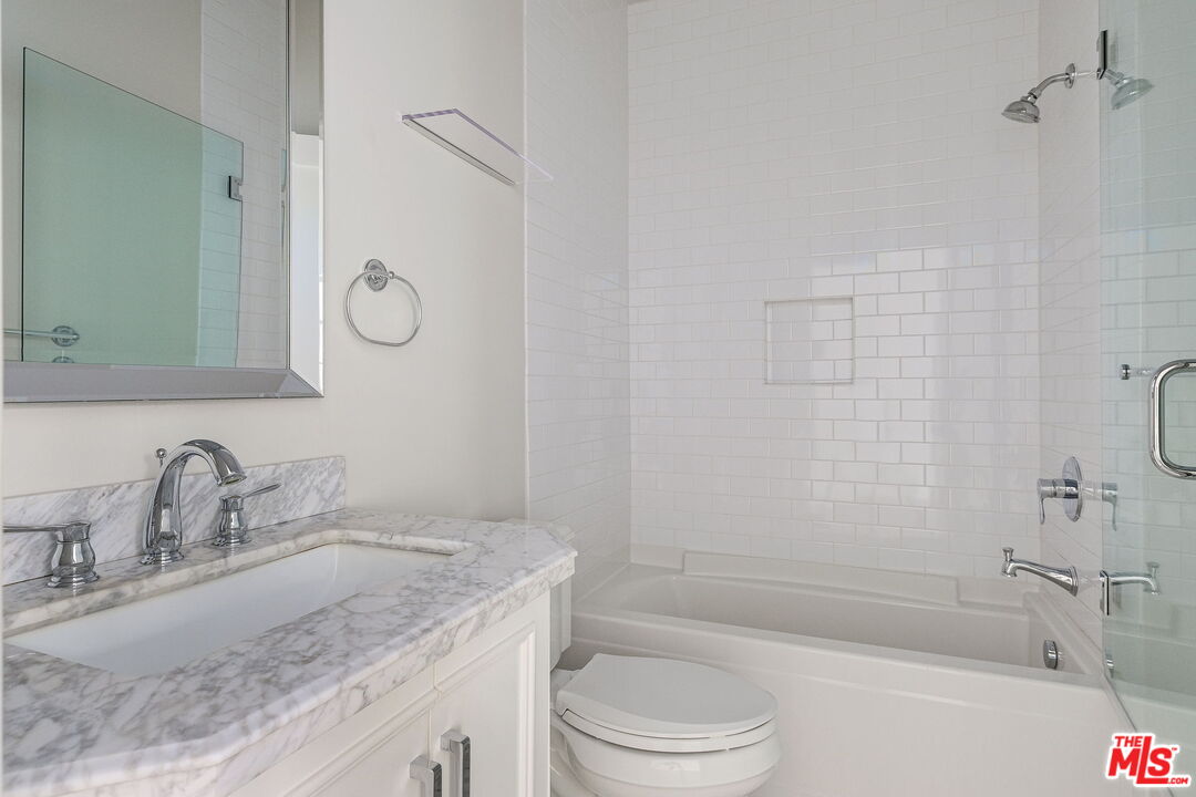 408 N GENESEE AVE Unit: 1/2