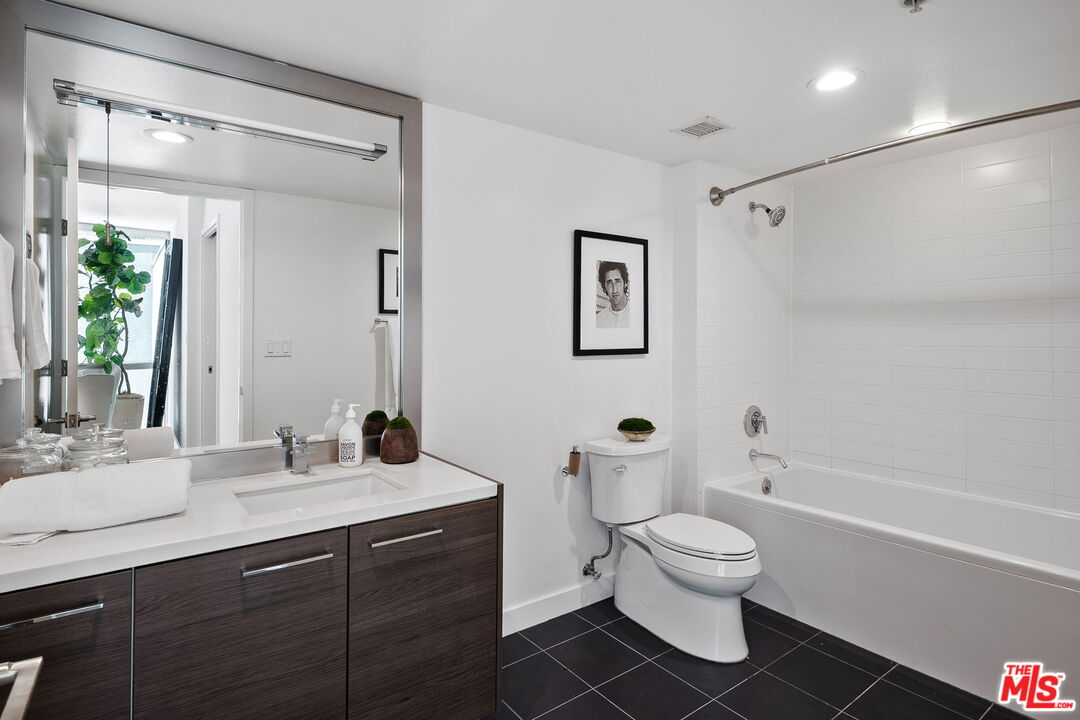 901 S Flower St Unit: 401