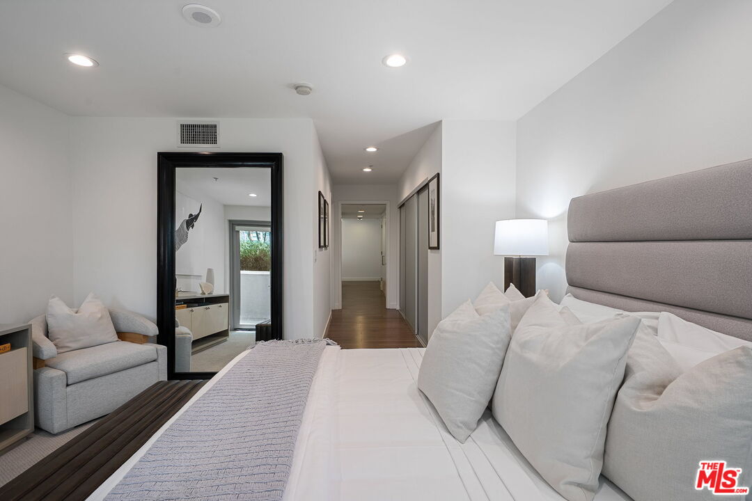 901 S Flower St Unit: 401