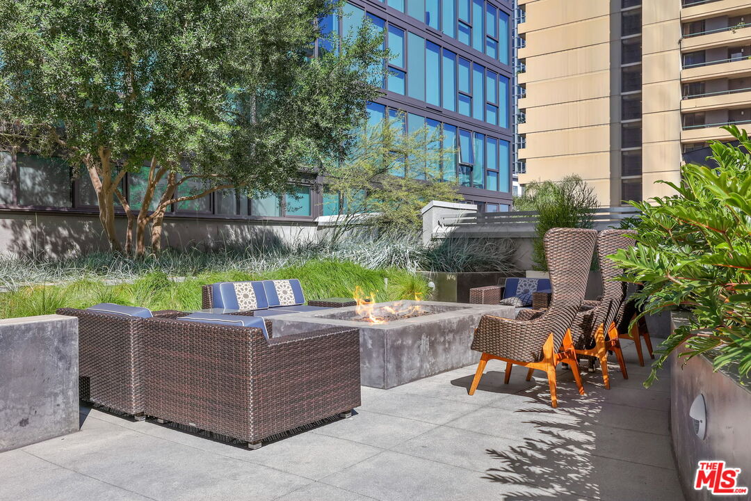 901 S Flower St Unit: 401