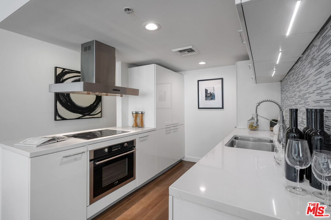 901 S Flower St Unit: 401