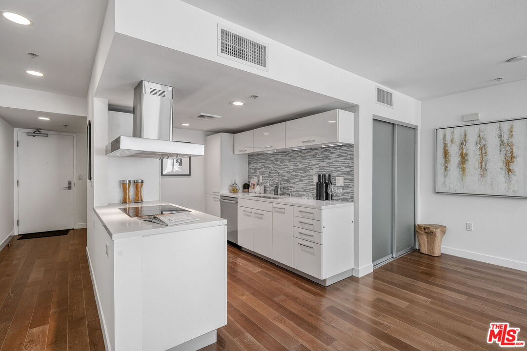 901 S Flower St Unit: 401