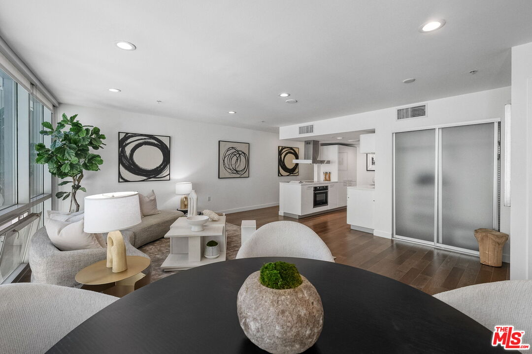 901 S Flower St Unit: 401