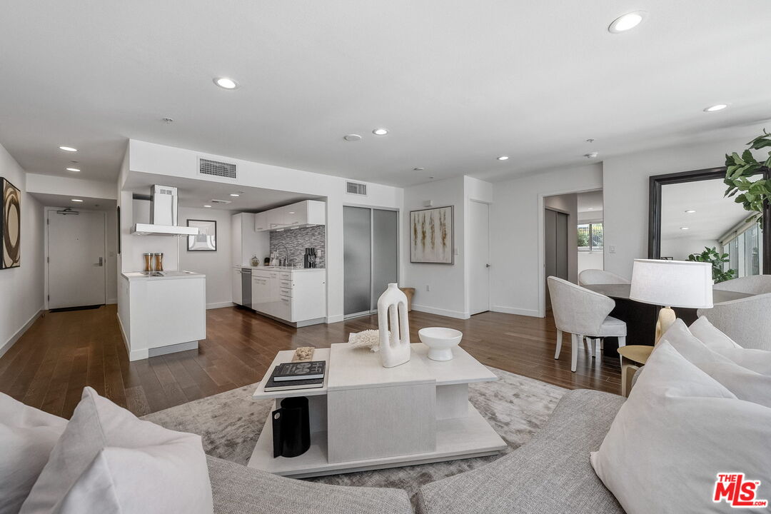 901 S Flower St Unit: 401