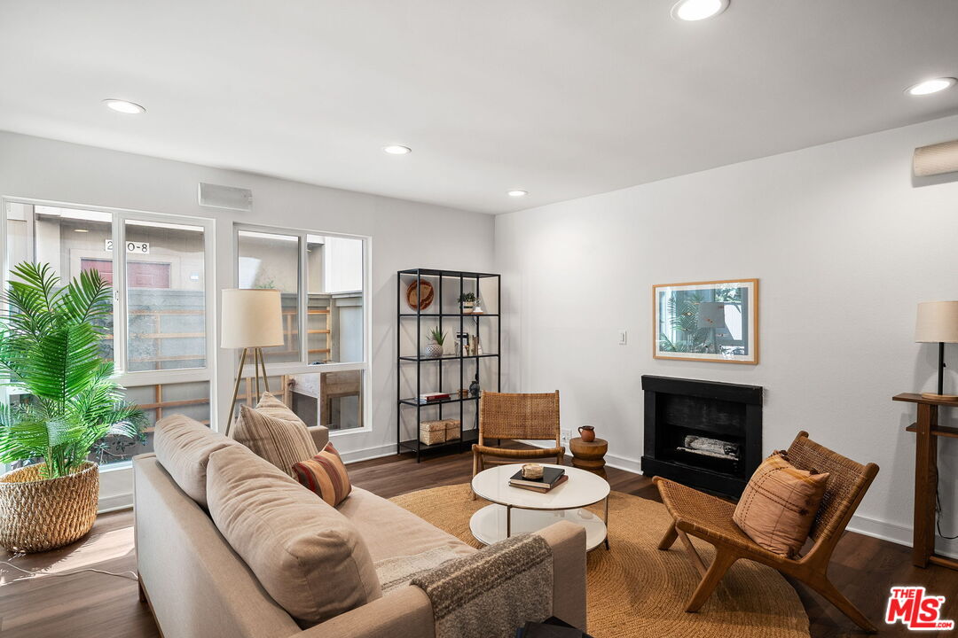 2508 Arizona Ave Unit: 3