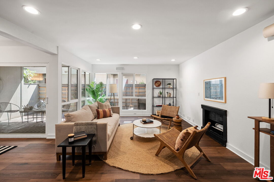 2508 Arizona Ave Unit: 3