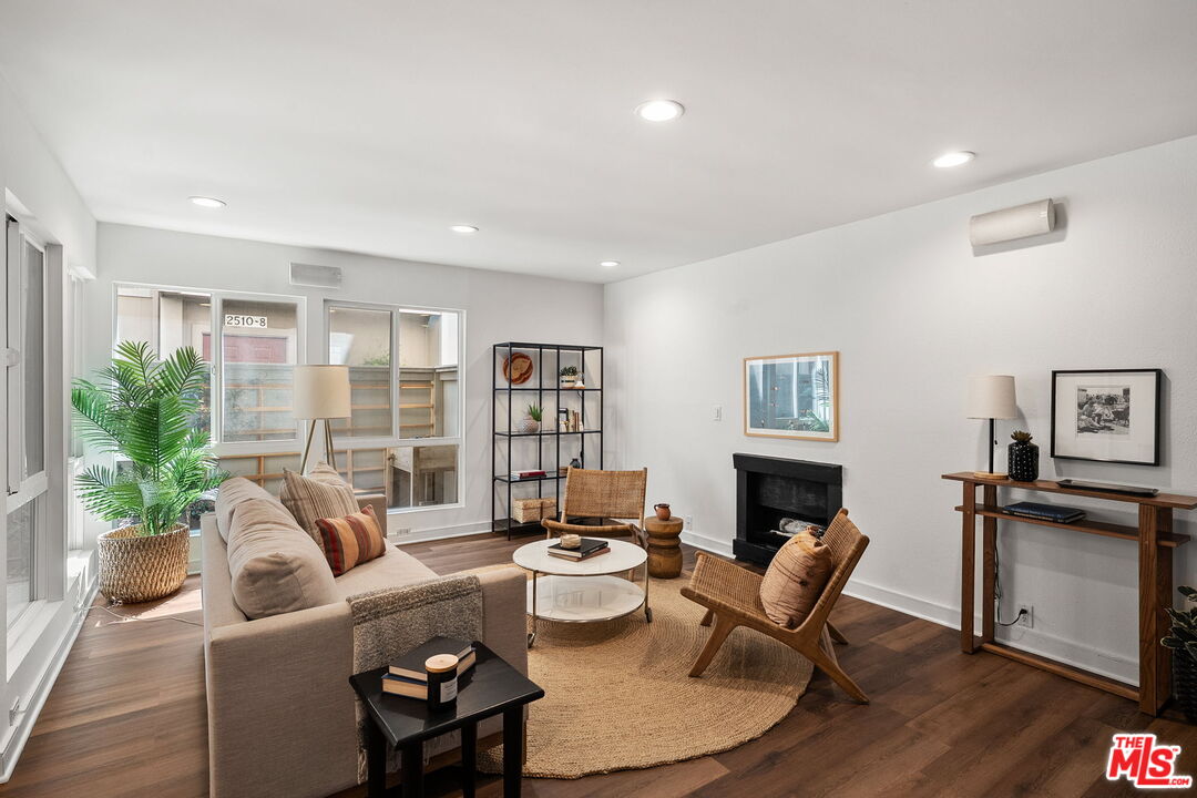 2508 Arizona Ave Unit: 3