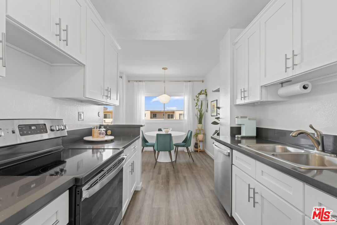 5414 Newcastle Ave Unit: 50