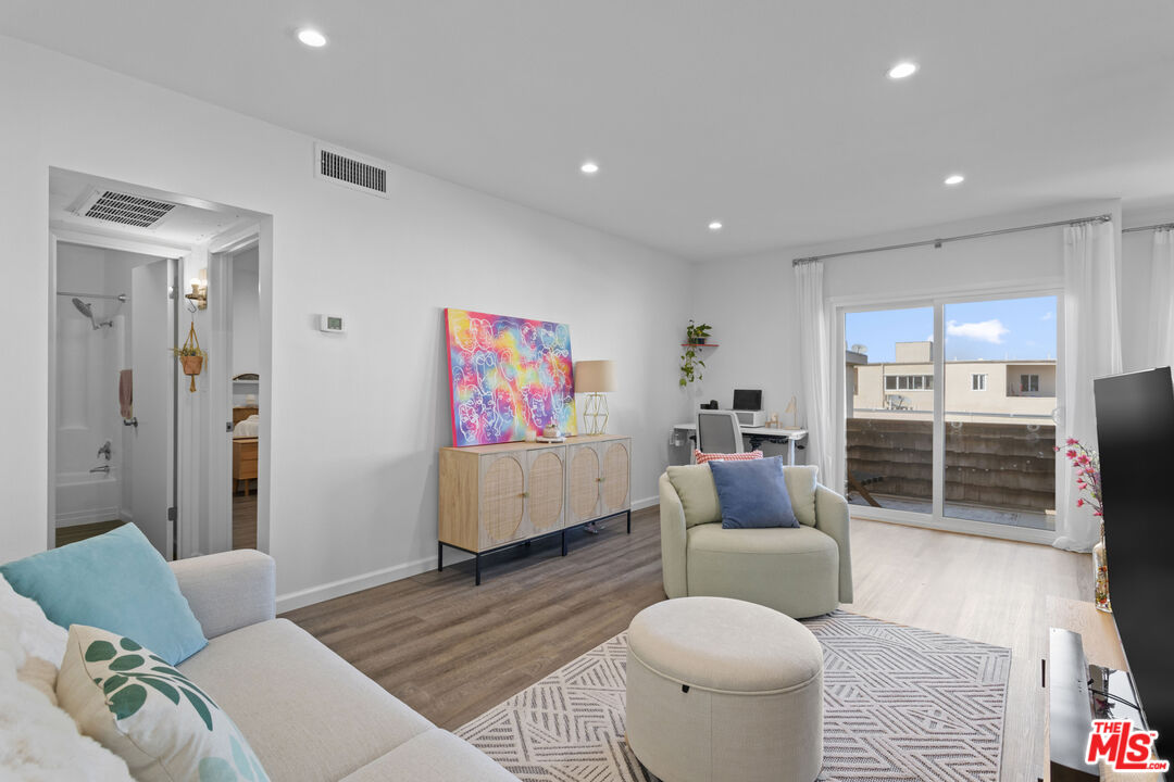 5414 Newcastle Ave Unit: 50