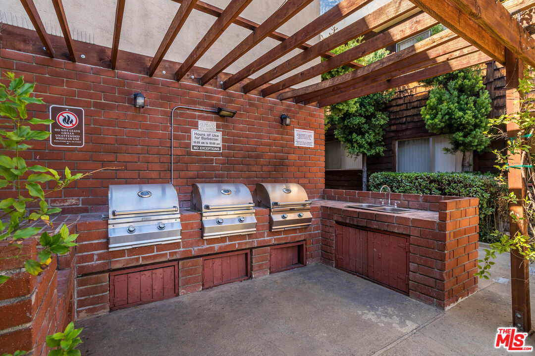 5414 Newcastle Ave Unit: 50