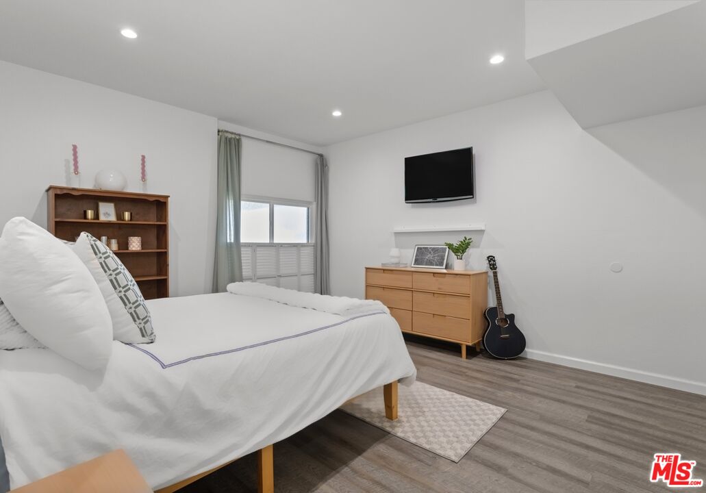 5414 Newcastle Ave Unit: 50