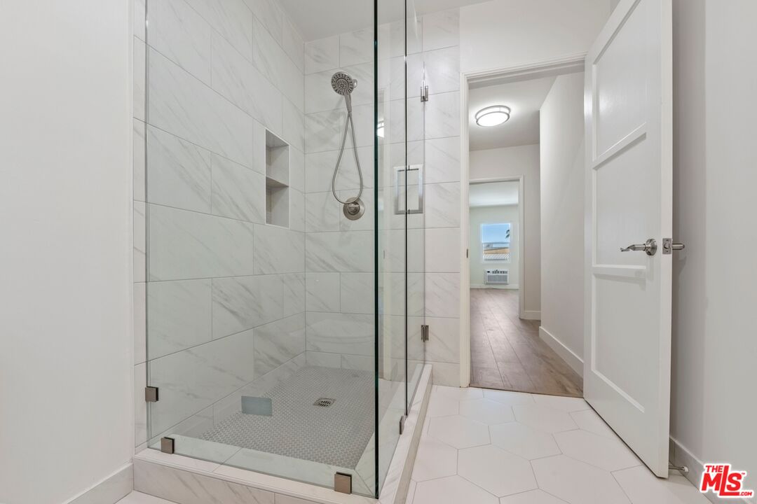 1250 N Crescent Heights Blvd Unit: 4