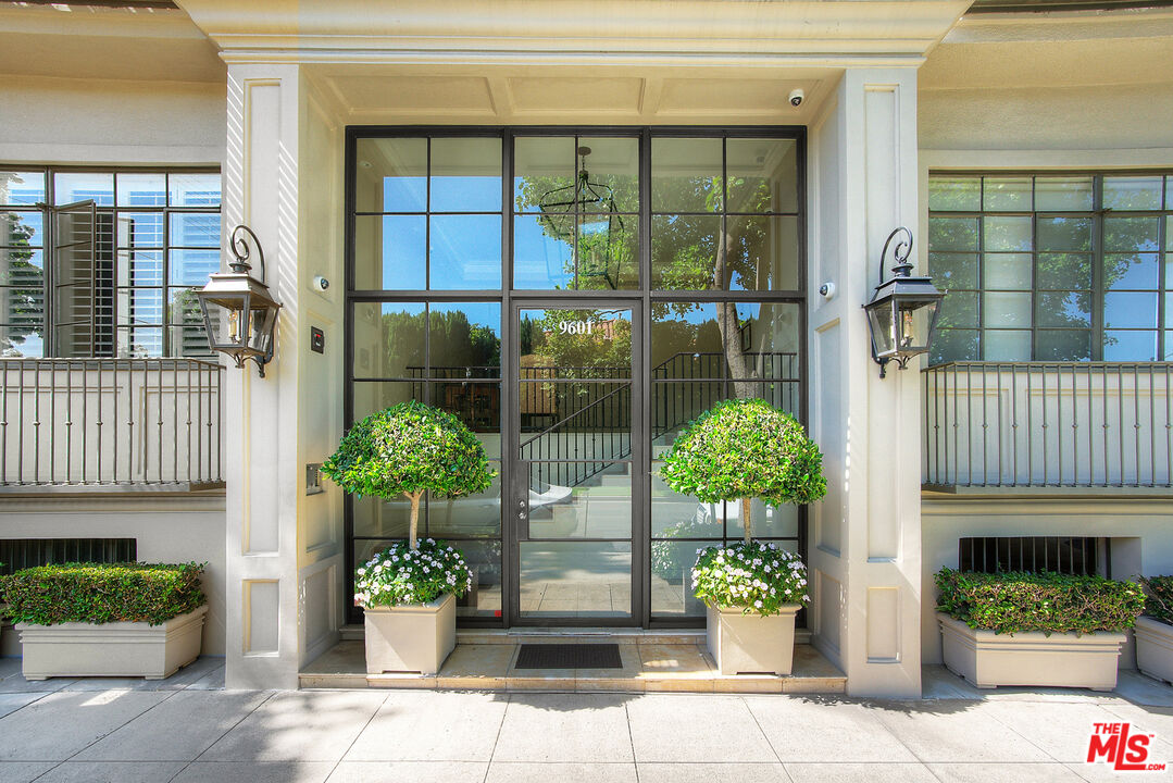 9601 Charleville Blvd Unit: 10