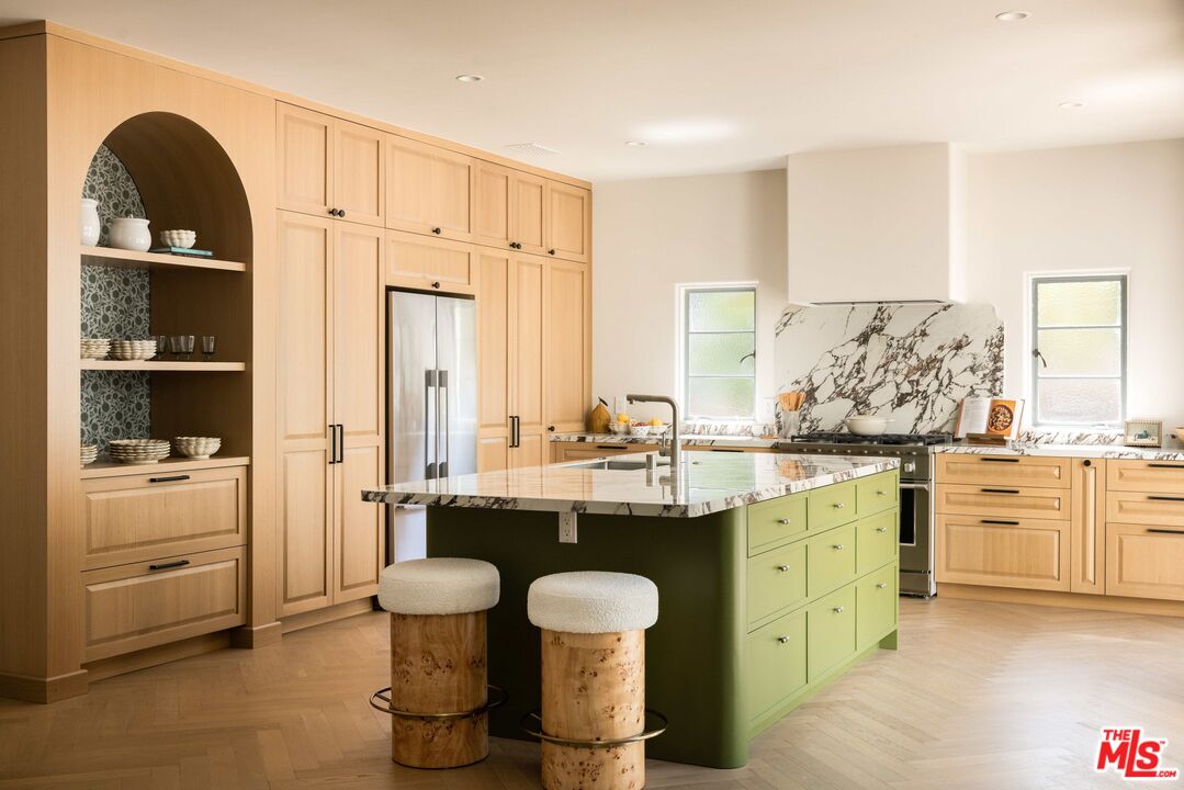 2449 N Commonwealth Ave