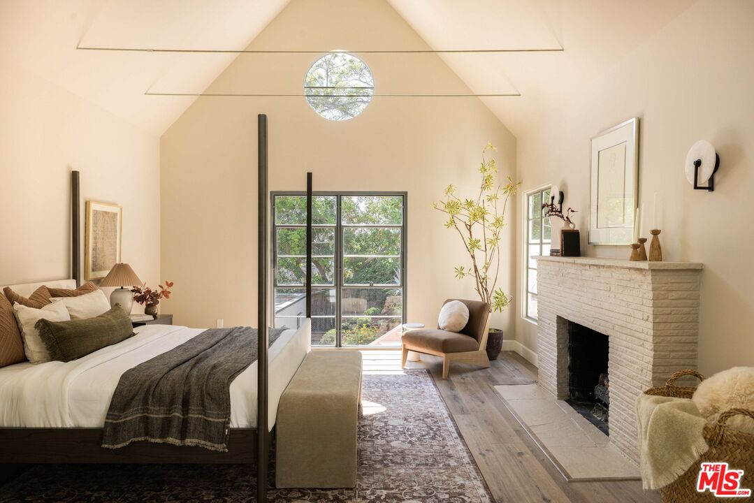 2449 N Commonwealth Ave