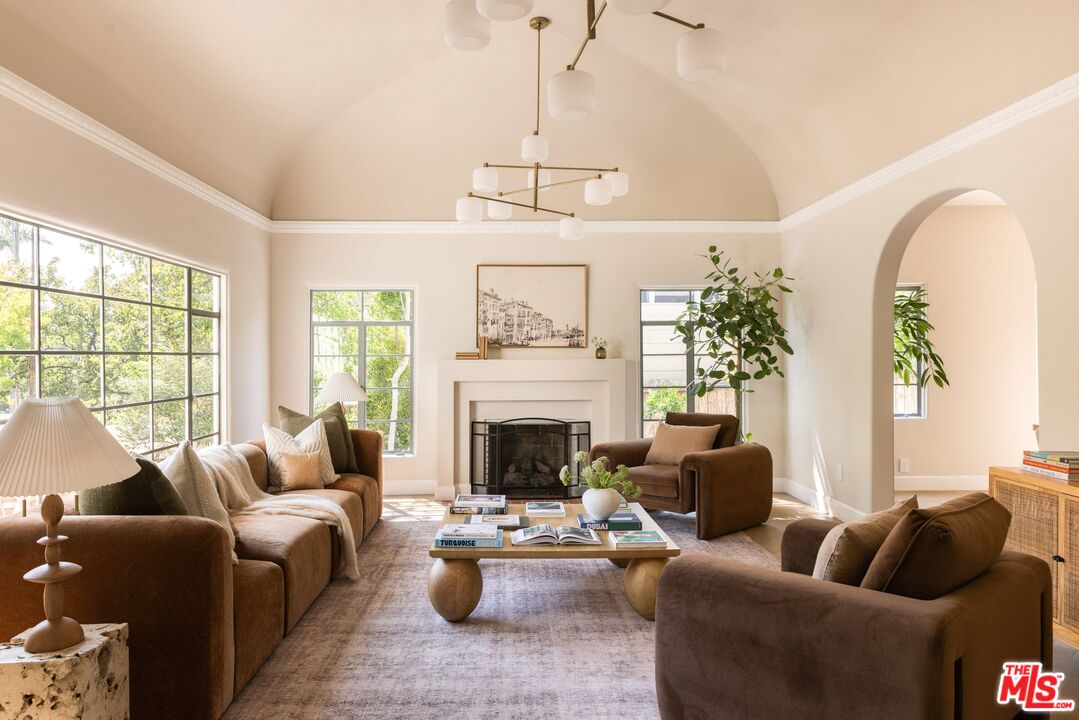 2449 N Commonwealth Ave