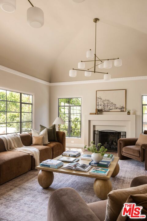 2449 N Commonwealth Ave