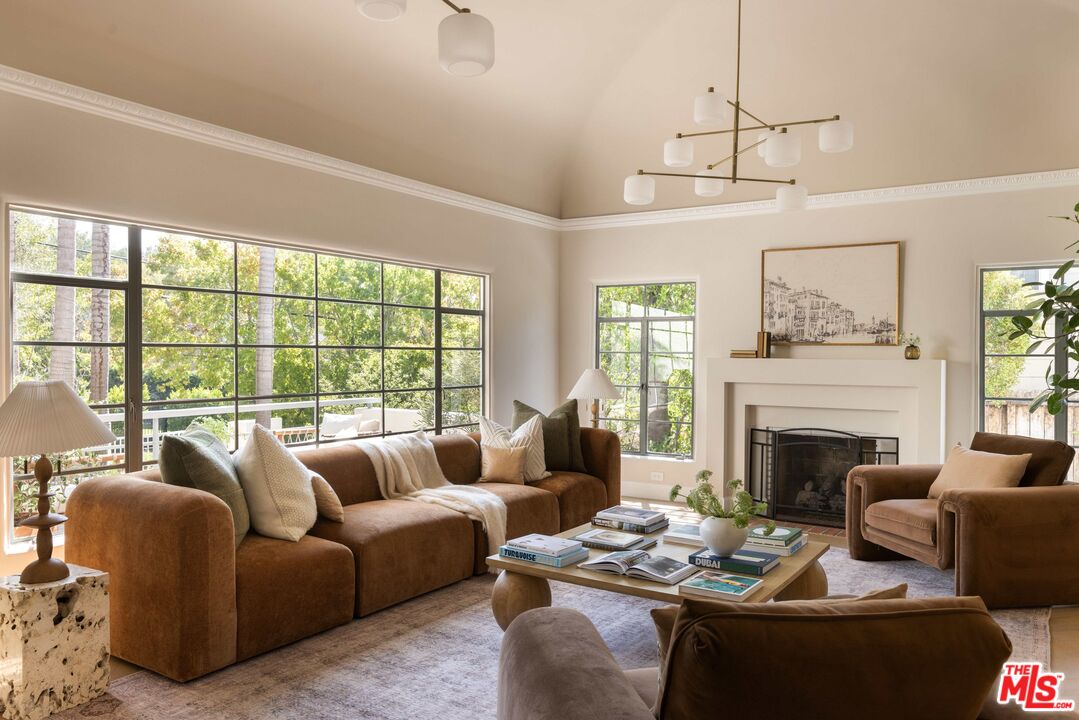 2449 N Commonwealth Ave